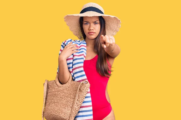 Молода Красива Латинська Дівчина Купальнику Літньому Капелюсі Тримає Пляжний Рушник — стокове фото