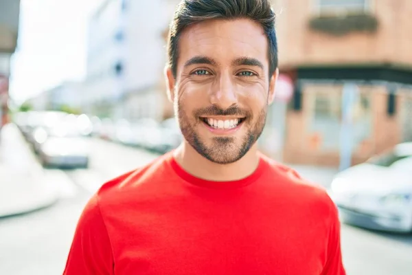 Junger Gutaussehender Hispanischer Mann Der Glücklich Lächelt Mit Einem Lächeln — Stockfoto