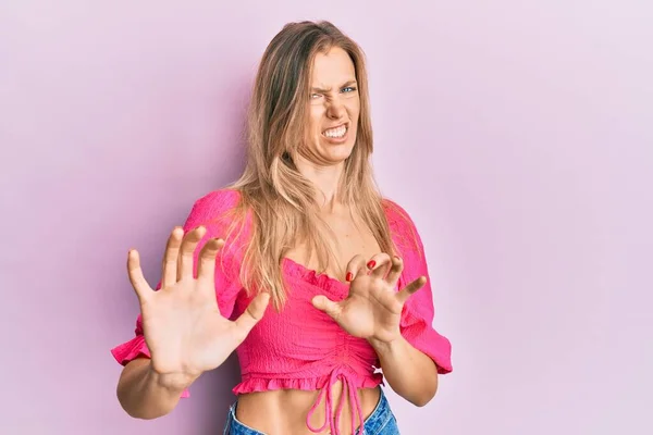 Mooie Blanke Vrouw Met Casual Kleding Walgelijke Uitdrukking Ontevreden Angstig — Stockfoto