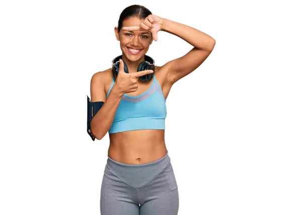 Hermosa Mujer Hispana Usando Ropa Deportiva Auriculares Sonriendo Haciendo Marco — Foto de Stock