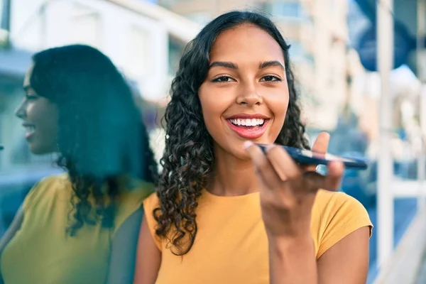 Jovem Afro Americana Enviando Mensagem Áudio Usando Smartphone Inclinado Parede — Fotografia de Stock