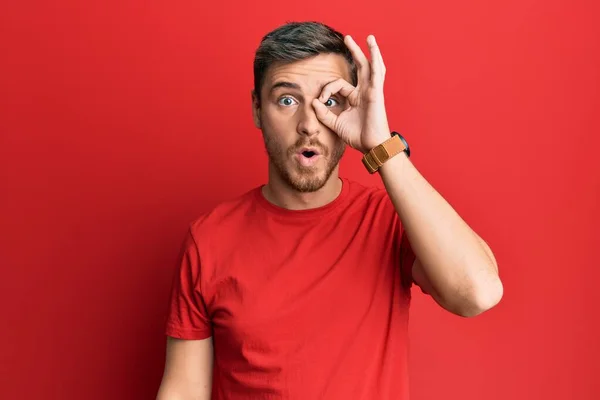 Hombre Caucásico Guapo Vistiendo Camiseta Roja Casual Haciendo Buen Gesto —  Fotos de Stock