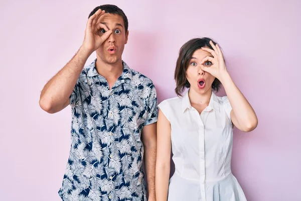 Mooi Stel Casual Kleding Doet Gebaar Geschokt Met Verrast Gezicht — Stockfoto