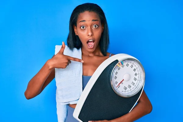 Jong Afrikaanse Amerikaanse Vrouw Dragen Sportkleding Holding Weegmachine Glimlachen Blij — Stockfoto