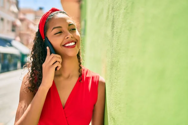 Jovem Afro Americana Sorrindo Feliz Falando Smartphone Apoiado Parede — Fotografia de Stock