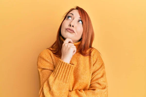 Mulher Ruiva Bonita Vestindo Camisola Inverno Casual Sobre Fundo Amarelo — Fotografia de Stock