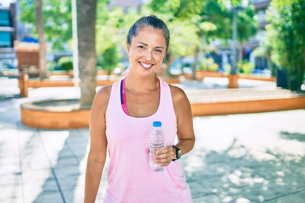 Middelbare Leeftijd Sportvrouw Glimlachend Gelukkig Vasthouden Fles Water Het Park — Stockfoto