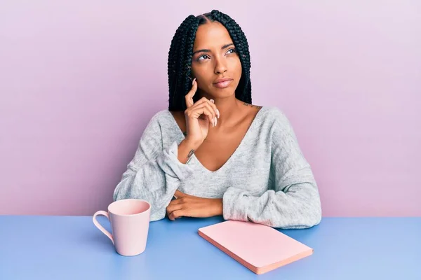 Mulher Hispânica Bonita Lendo Livro Beber Café Cara Séria Pensando — Fotografia de Stock