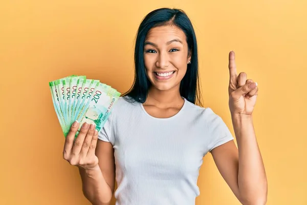 Mooie Latijns Amerikaanse Vrouw Met 200 Russische Roebel Bankbiljetten Glimlachend — Stockfoto