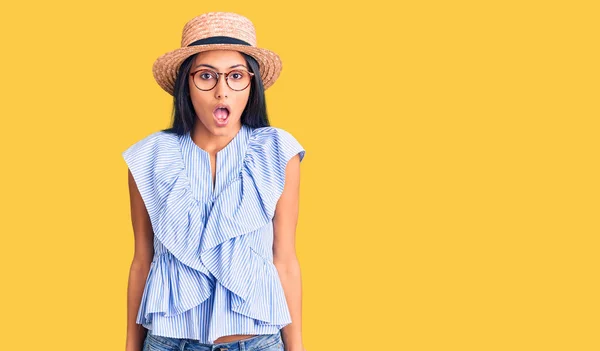 Junge Schöne Lateinische Mädchen Mit Sommermütze Und Brille Verängstigt Und — Stockfoto