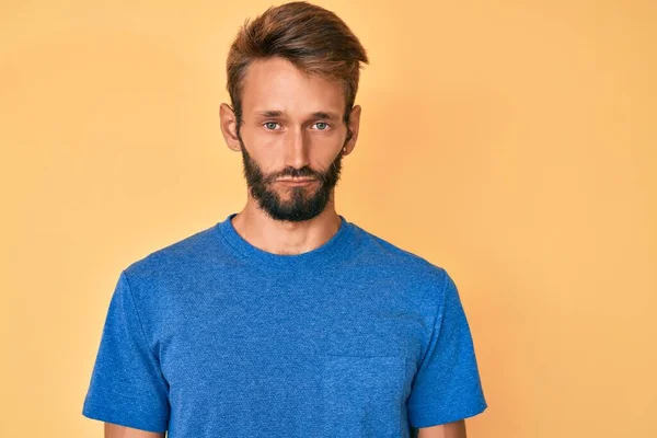 Hombre Caucásico Guapo Con Barba Vistiendo Ropa Casual Deprimido Preocupado —  Fotos de Stock