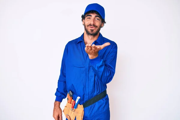 Bonito Jovem Com Cabelo Encaracolado Urso Weaing Handyman Uniforme Olhando — Fotografia de Stock