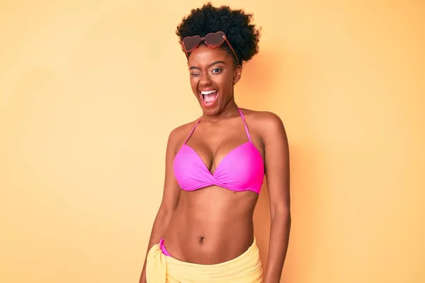 Joven Mujer Afroamericana Con Bikini Guiñando Ojo Mirando Cámara Con —  Fotos de Stock