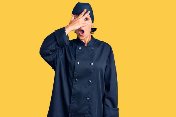 Young Brunette Woman Short Hair Wearing Professional Cook Uniform Peeking — Stock Photo, Image