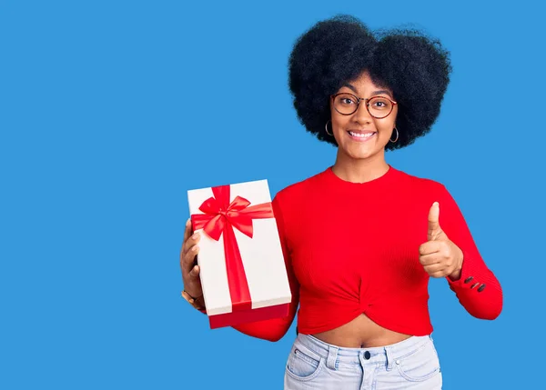 Joven Afroamericana Chica Sosteniendo Regalo Haciendo Feliz Pulgares Hacia Arriba — Foto de Stock