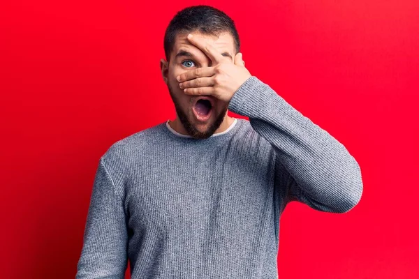 Genç yakışıklı adam, sıradan bir süveter giyiyor. Şoka giriyor, yüzünü ve gözlerini eliyle kapatıyor, parmaklarından bakıyor. 