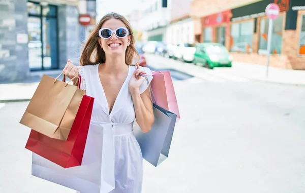 Giovane Donna Bionda Sorridente Felice Tenendo Borse Della Spesa Strada — Foto Stock