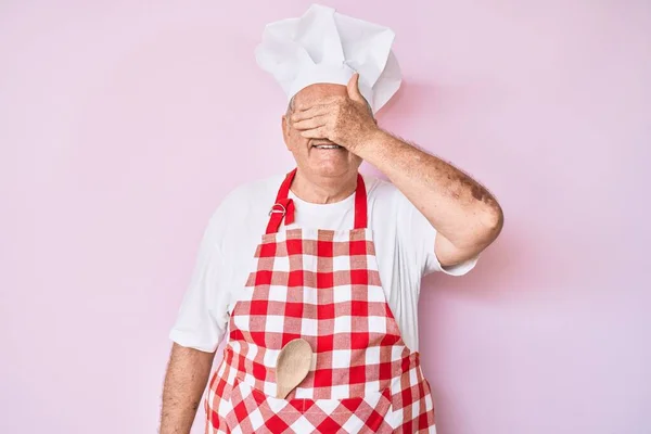 Senior Gråhårig Man Bär Professionell Bagare Förkläde Leende Och Skrattar — Stockfoto