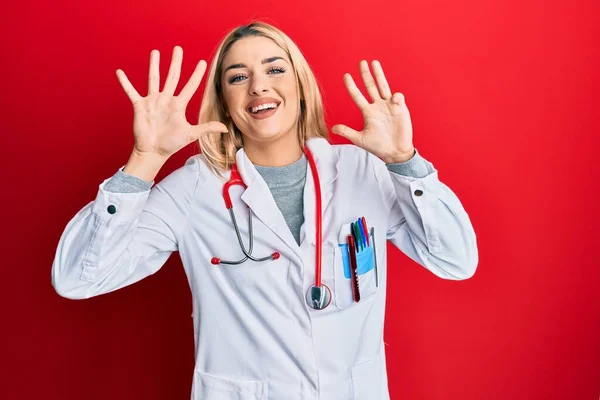 Mulher Branca Jovem Vestindo Uniforme Médico Estetoscópio Mostrando Apontando Para — Fotografia de Stock