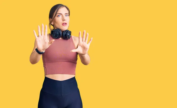 Mulher Branca Bonita Vestindo Roupas Ginástica Usando Fones Ouvido Fazendo — Fotografia de Stock