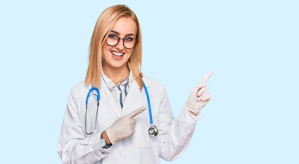 Mulher Branca Bonita Vestindo Uniforme Médico Estetoscópio Sorrindo Olhando Para — Fotografia de Stock