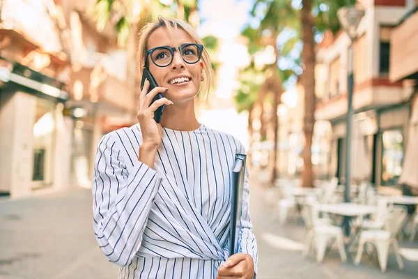 Joven Mujer Negocios Rubia Sosteniendo Carpeta Hablando Teléfono Inteligente Ciudad — Foto de Stock