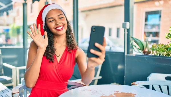 Jovem Afro Americana Vestindo Chapéu Natal Fazendo Videochamada Usando Smartphone — Fotografia de Stock