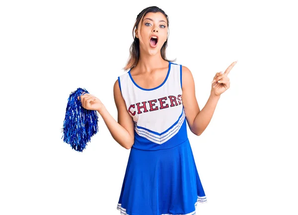 Giovane Bella Donna Indossa Uniforme Cheerleader Sorpreso Indicando Con Dito — Foto Stock