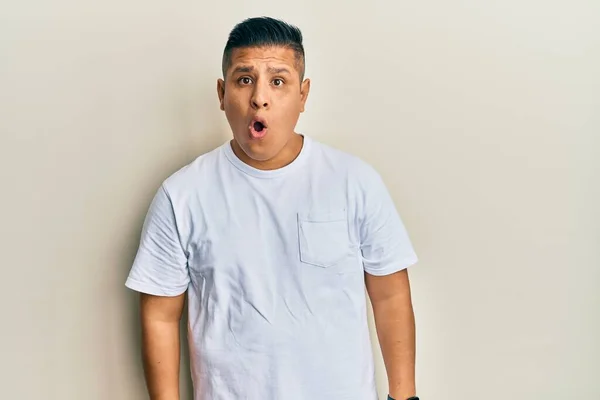Giovane Uomo Latino Indossa Casual Shirt Bianca Spaventato Scioccato Con — Foto Stock