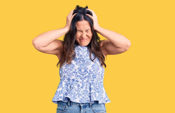 Junge Schöne Brünette Frau Lässigem Shirt Mit Kopfschmerzen Verzweifelt Und — Stockfoto