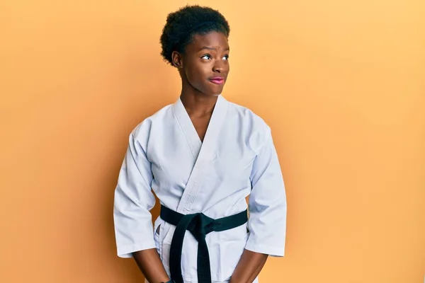 Jong Afrikaans Amerikaans Meisje Dragen Karate Kimono Zwarte Riem Glimlachen — Stockfoto