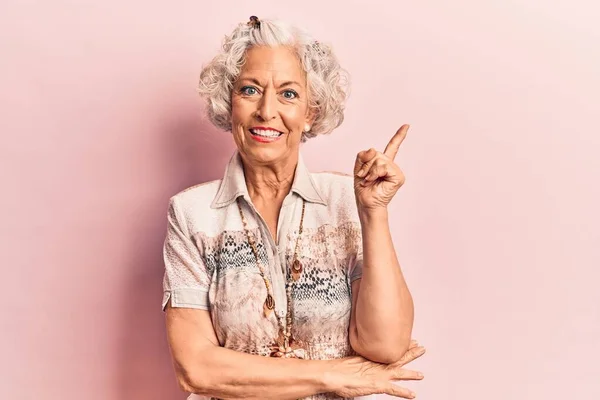 Mujer Mayor Pelo Gris Vistiendo Ropa Casual Sonriendo Feliz Señalando — Foto de Stock