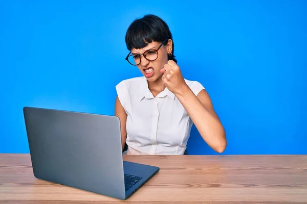 Bella Donna Bruna Che Lavora Con Computer Portatile Infastidito Frustrato — Foto Stock