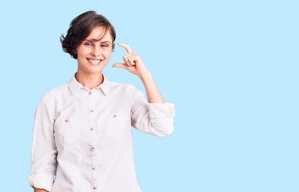 Mulher Bonita Com Cabelo Curto Vestindo Camisa Branca Elegante Sorrindo — Fotografia de Stock