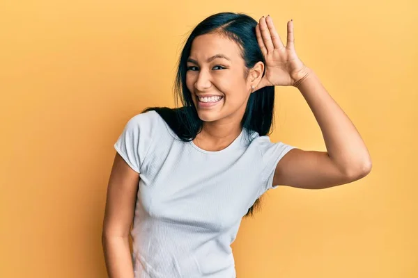 Mulher Hispânica Bonita Vestindo Camiseta Branca Casual Sorrindo Com Mão — Fotografia de Stock