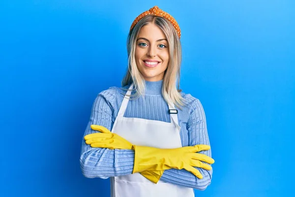 Beautiful Blonde Woman Wearing Cleaner Apron Gloves Happy Face Smiling — Stock Photo, Image