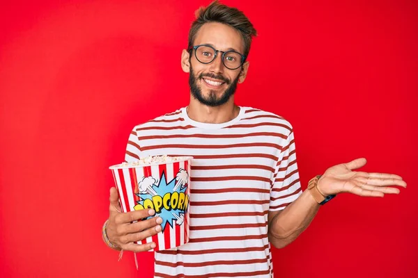 Schöner Kaukasischer Mann Mit Bart Der Popcorn Isst Feiert Leistung — Stockfoto