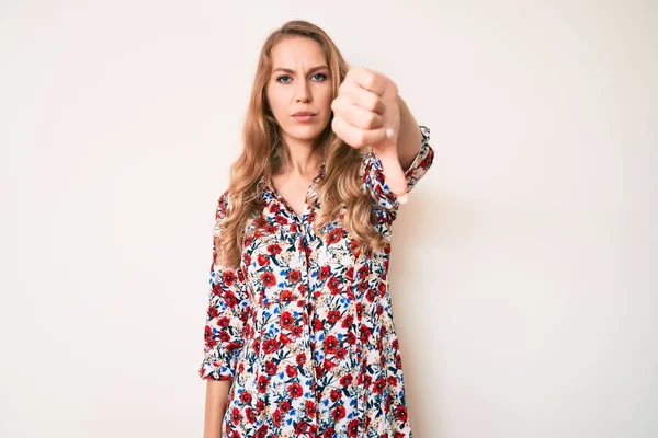 Mulher Caucasiana Jovem Com Cabelo Loiro Usando Vestido Verão Olhando — Fotografia de Stock