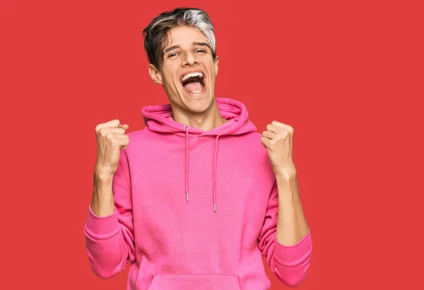 Jovem Hispânico Vestindo Camisola Rosa Casual Comemorando Surpreso Surpreso Com — Fotografia de Stock