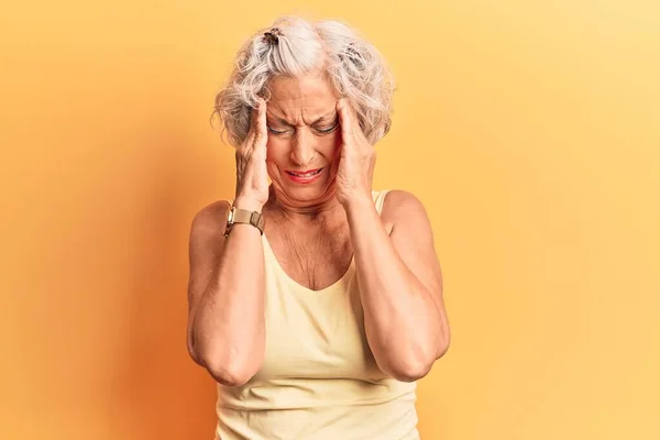 Oudere Grijsharige Vrouw Draagt Casual Kleding Met Hand Het Hoofd — Stockfoto