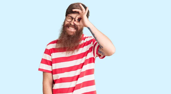 Bonito Jovem Homem Cabeça Vermelha Com Barba Longa Vestindo Roupas — Fotografia de Stock