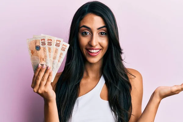 Beautiful Hispanic Woman Holding United Kingdom Pounds Celebrating Achievement Happy — Stock Photo, Image