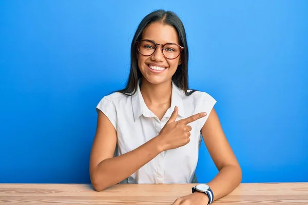 Mulher Hispânica Bonita Vestindo Roupas Casuais Sentada Mesa Alegre Com — Fotografia de Stock