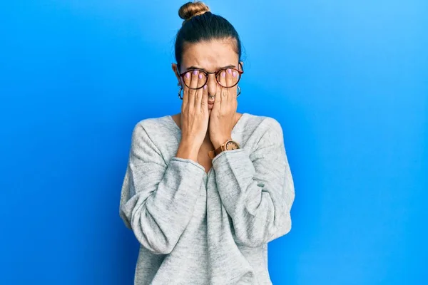 Jonge Latijns Amerikaanse Vrouw Draagt Casual Kleding Wrijven Ogen Voor — Stockfoto