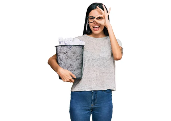 Piękna Młoda Kobieta Trzyma Papierowy Kosz Pełen Pogniecionych Papierów Uśmiechając — Zdjęcie stockowe