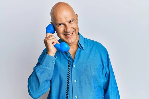 Medelålders Skallig Man Talar Vintage Telefon Ser Positiv Och Glad — Stockfoto