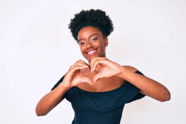 Jovem Afro Americana Vestindo Roupas Casuais Sorrindo Amor Fazendo Forma — Fotografia de Stock