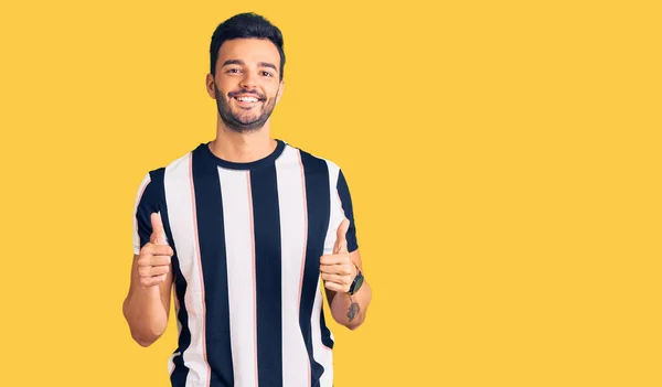 Çizgili Tişört Giyen Genç Yakışıklı Spanyol Adam Başarı Işareti Elle — Stok fotoğraf