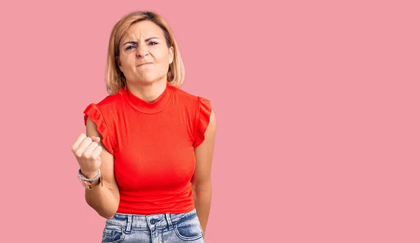 Junge Blonde Frau Lässiger Kleidung Wütend Und Wütend Die Faust — Stockfoto