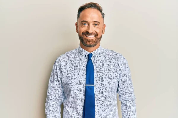 Schöner Mann Mittleren Alters Businesshemd Und Krawatte Mit Einem Fröhlichen — Stockfoto
